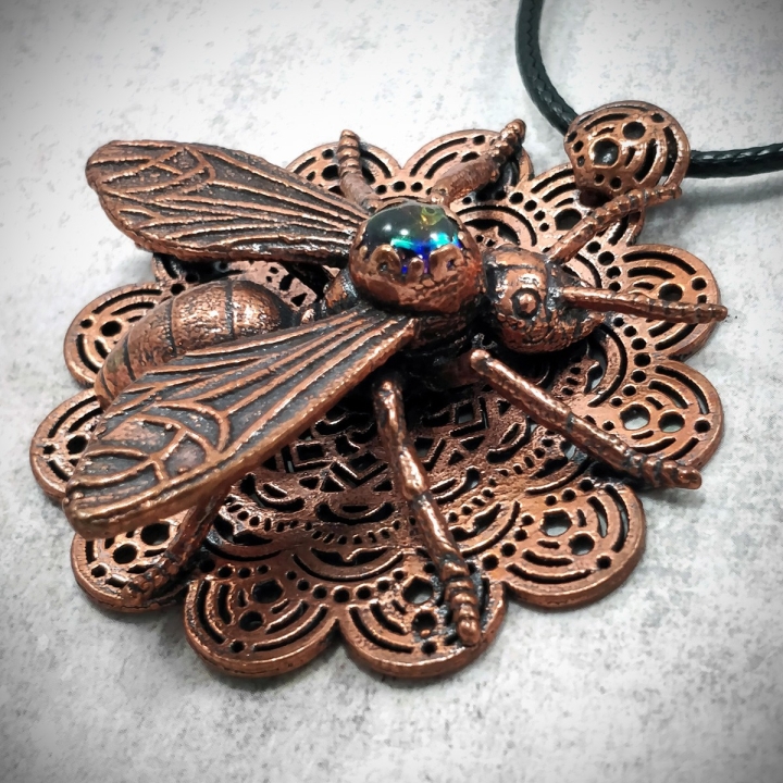 Pendentif cuivre fourmi volante dentelle insecte