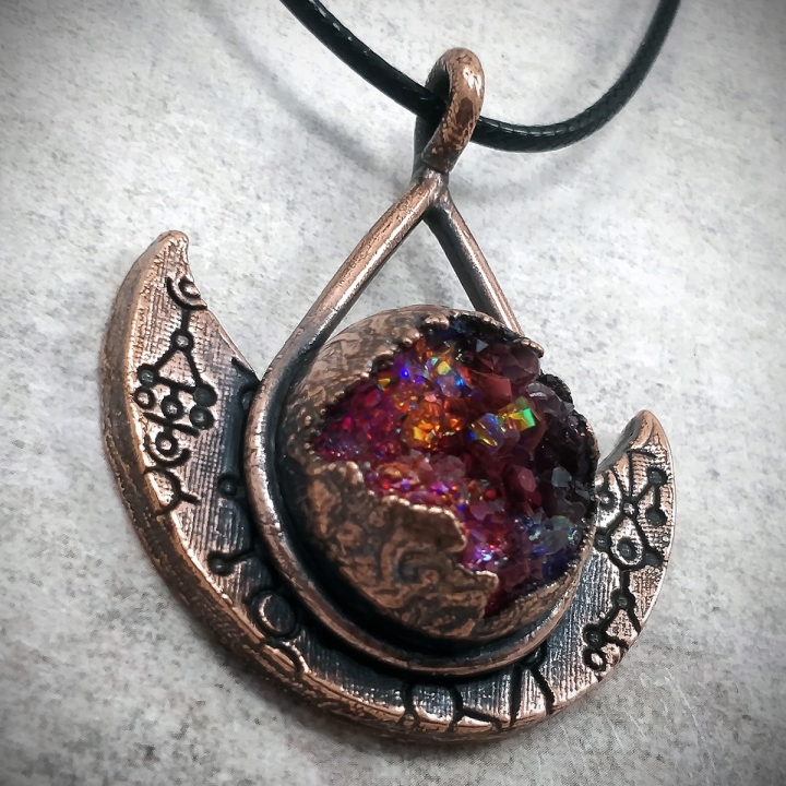 Pendentif cuivre géode cristal rune glyphe cluster rouge boréal mystique ésotérique
