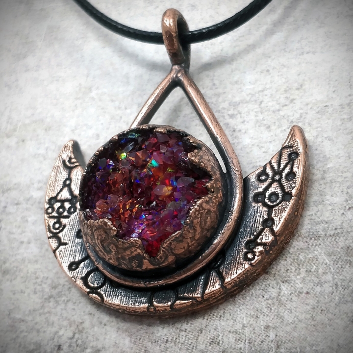 Pendentif cuivre géode cristal rune glyphe cluster rouge boréal mystique ésotérique