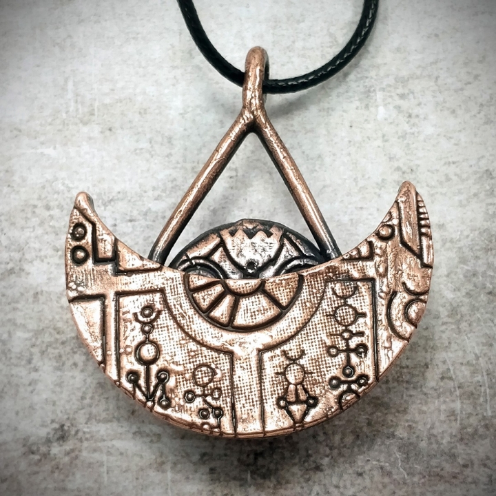 Pendentif cuivre géode cristal rune glyphe cluster rouge boréal mystique ésotérique