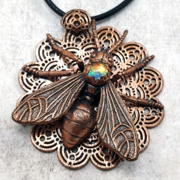 Pendentif cuivre fourmi volante dentelle insecte