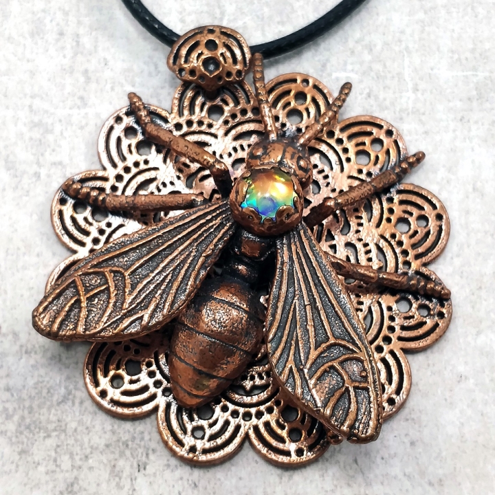 Pendentif cuivre fourmi volante dentelle insecte