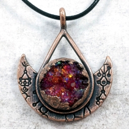 Pendentif cuivre géode cristal rune glyphe cluster rouge boréal mystique ésotérique