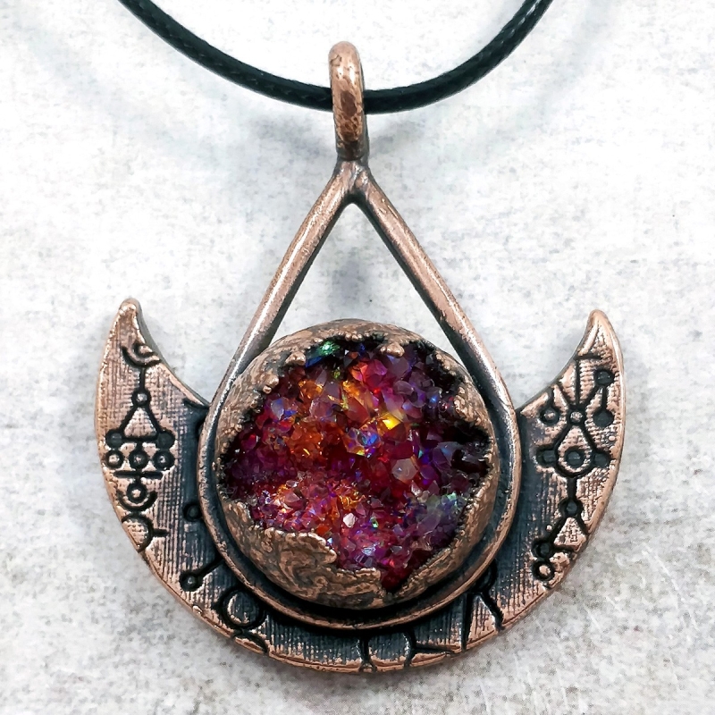 Pendentif cuivre géode cristal rune glyphe cluster rouge boréal mystique ésotérique