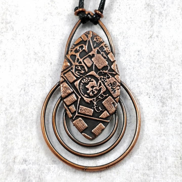 pendentif artefact cthulhu lovecraft cuivre glyphe gravure