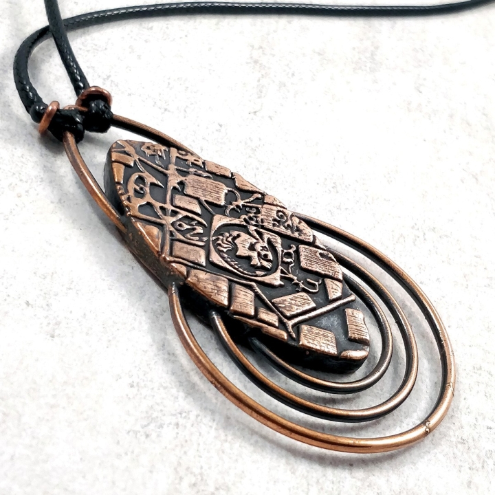pendentif artefact cthulhu lovecraft cuivre glyphe gravure