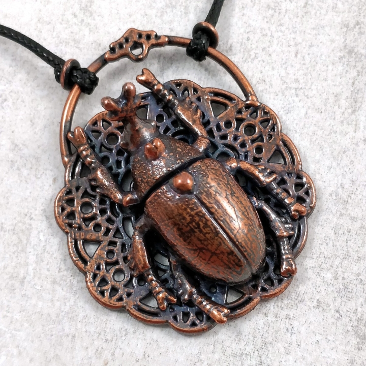 talisman scarabée cuivre dentelle bijou protection insecte