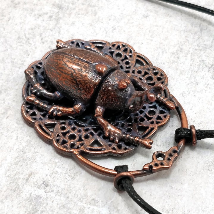 talisman scarabée cuivre dentelle bijou protection insecte