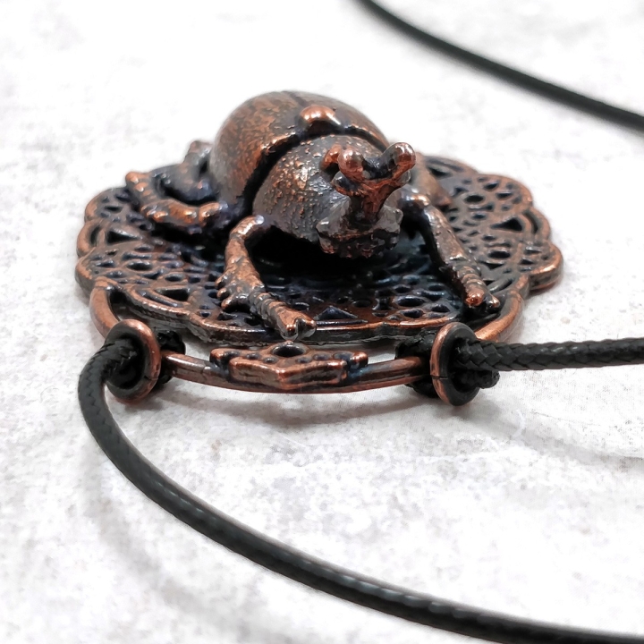 talisman scarabée cuivre dentelle bijou protection insecte