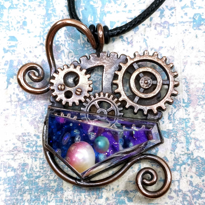 Pendentif cuivre résine steampunk rouage galaxie
