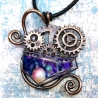 Pendentif cuivre résine steampunk rouage galaxie