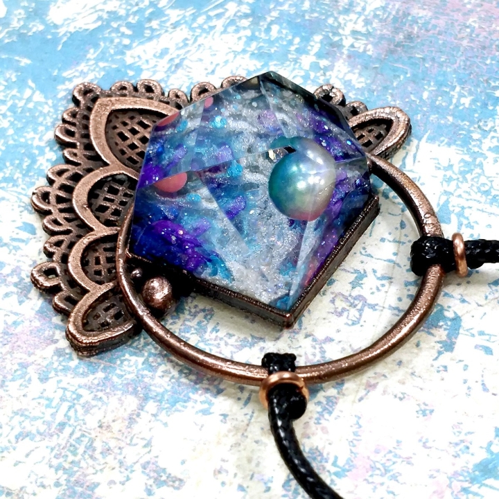 Pendentif cuivre fleur univers galaxie lotus dentelle fait-main