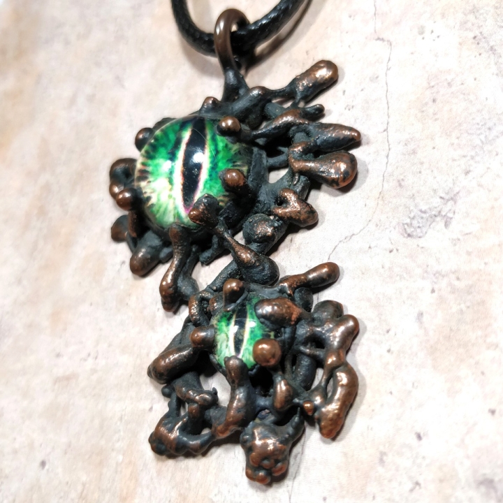 Pendentif organique cuivre oeil reptile dragon chat vert