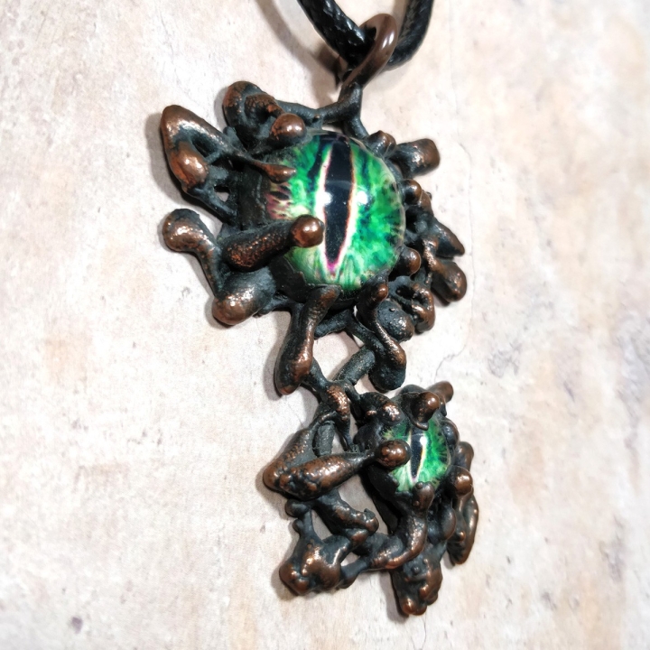 Pendentif organique cuivre oeil reptile dragon chat vert