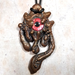 Pendentif cuivre oeil rouge pustule creepy gore
