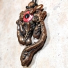 Pendentif dégoulinant  cuivre oeil rouge résine pustule creepy