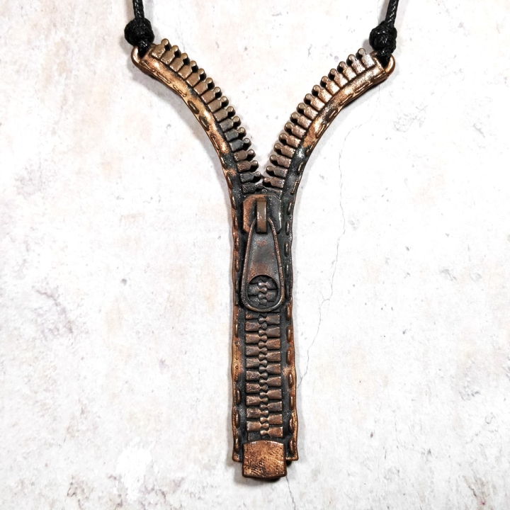pendentif cuivre fermeture éclair ouverte braguette